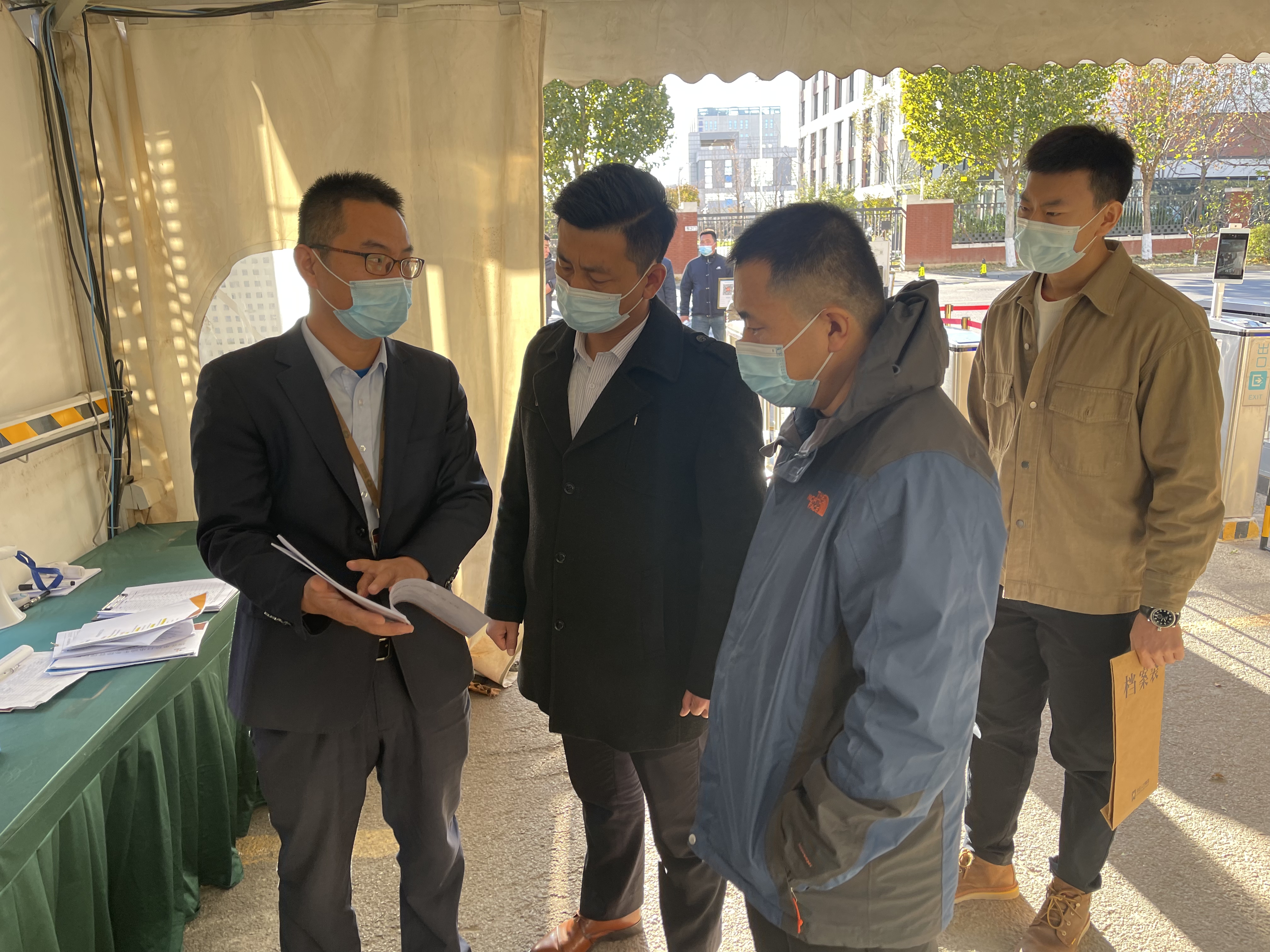 从严从细，，，，，，，，毫不松懈！亦庄Z6尊龙凯时集团开展疫情防控巡查工作