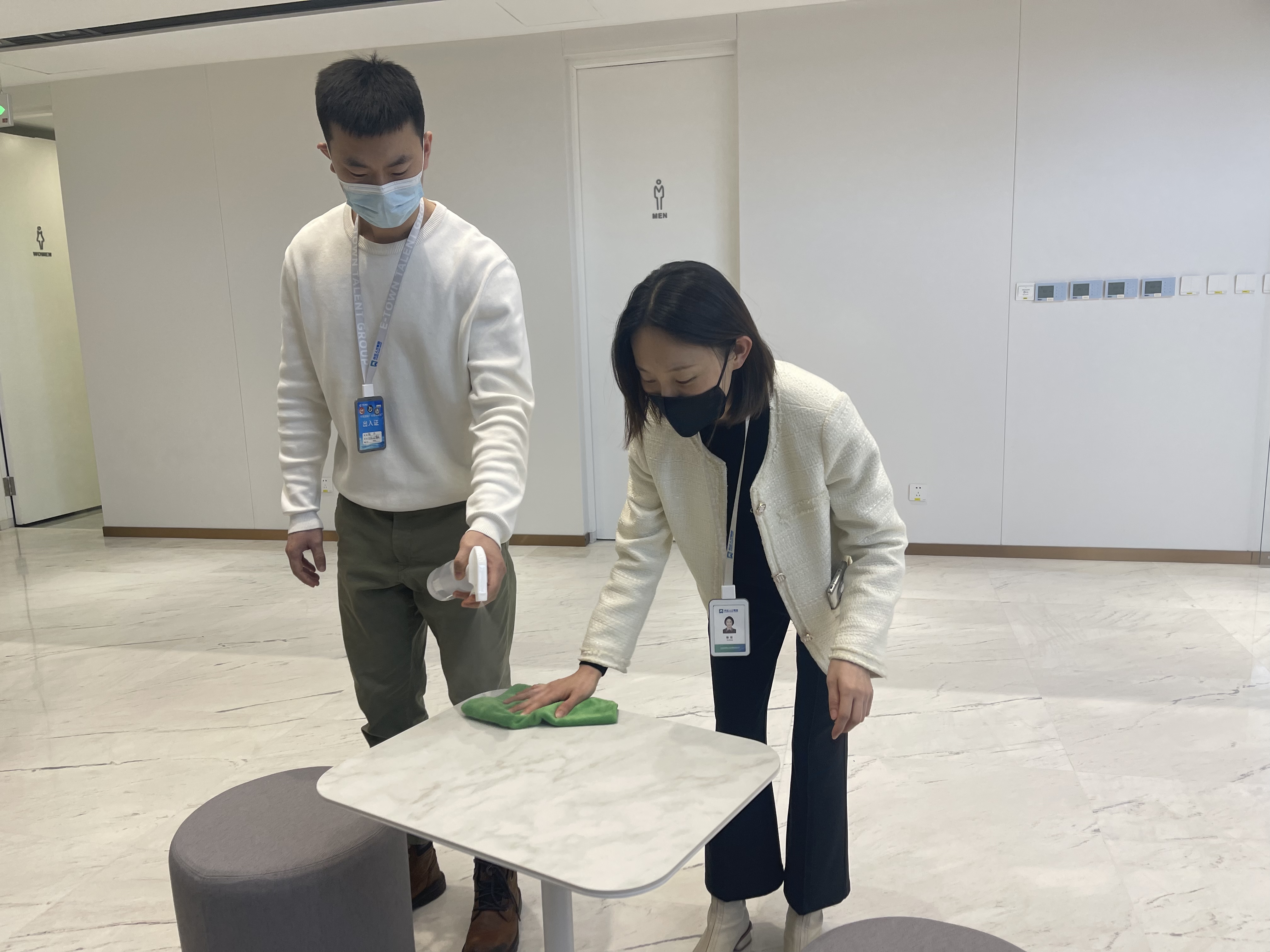 “疫”尘不染，，，，，，，亦庄Z6尊龙凯时集团开展“爱国防疫卫生”活动