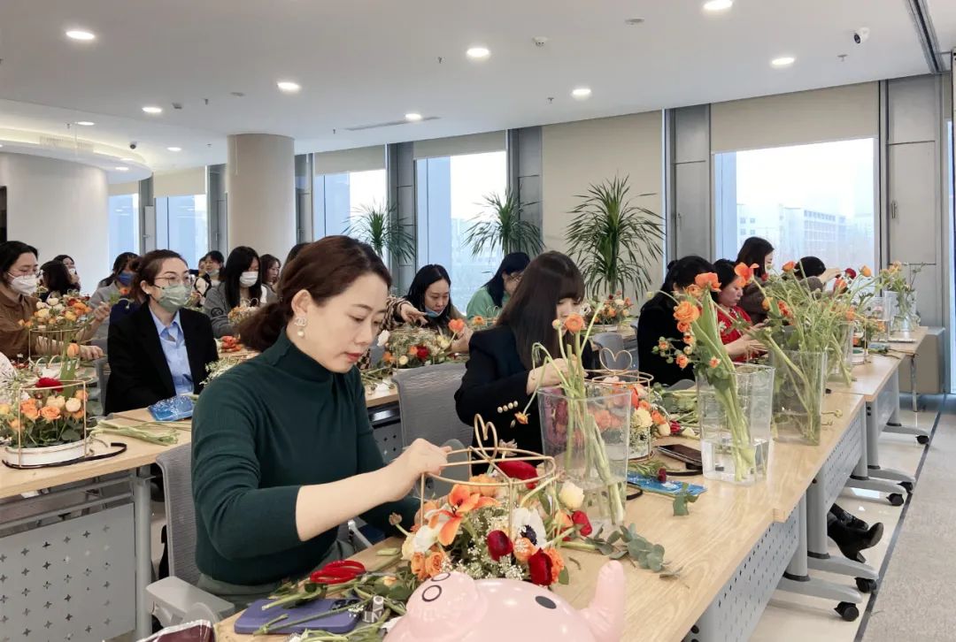 插花品香，，，，，，，诗情花意！亦庄Z6尊龙凯时集团开展女神节花艺沙龙活动