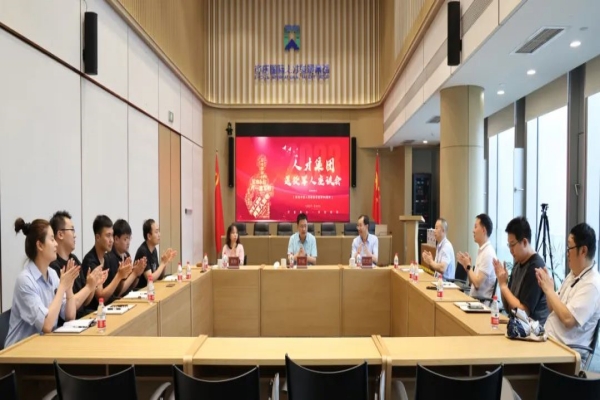 亦庄Z6尊龙凯时集团党委组织开展建军节座谈慰问活动